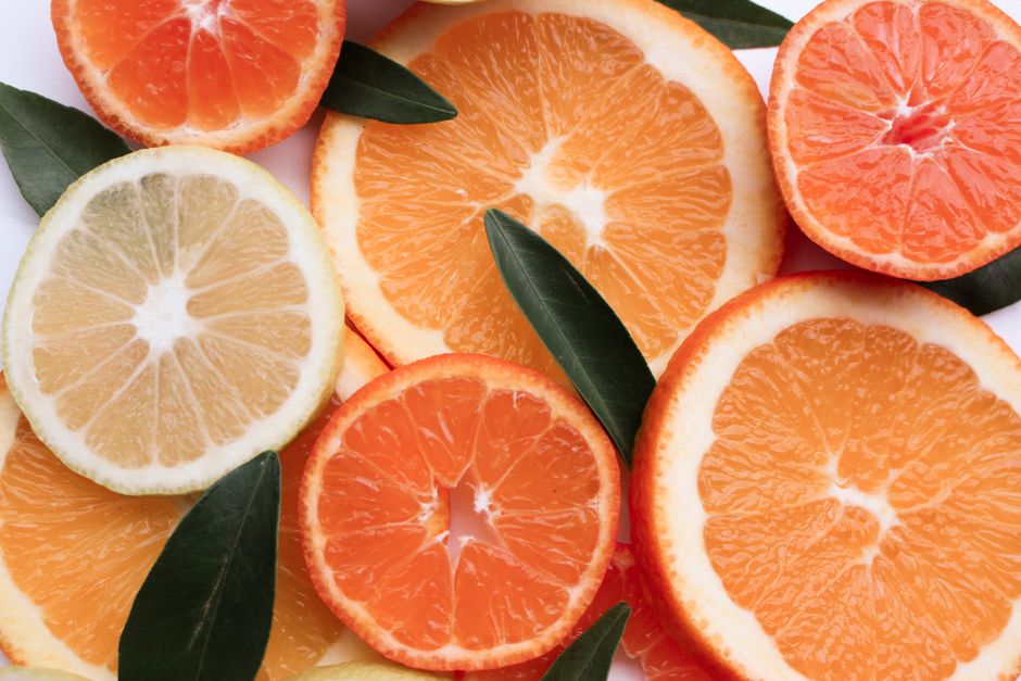 Presječeni citrusi na kamenoj ploči